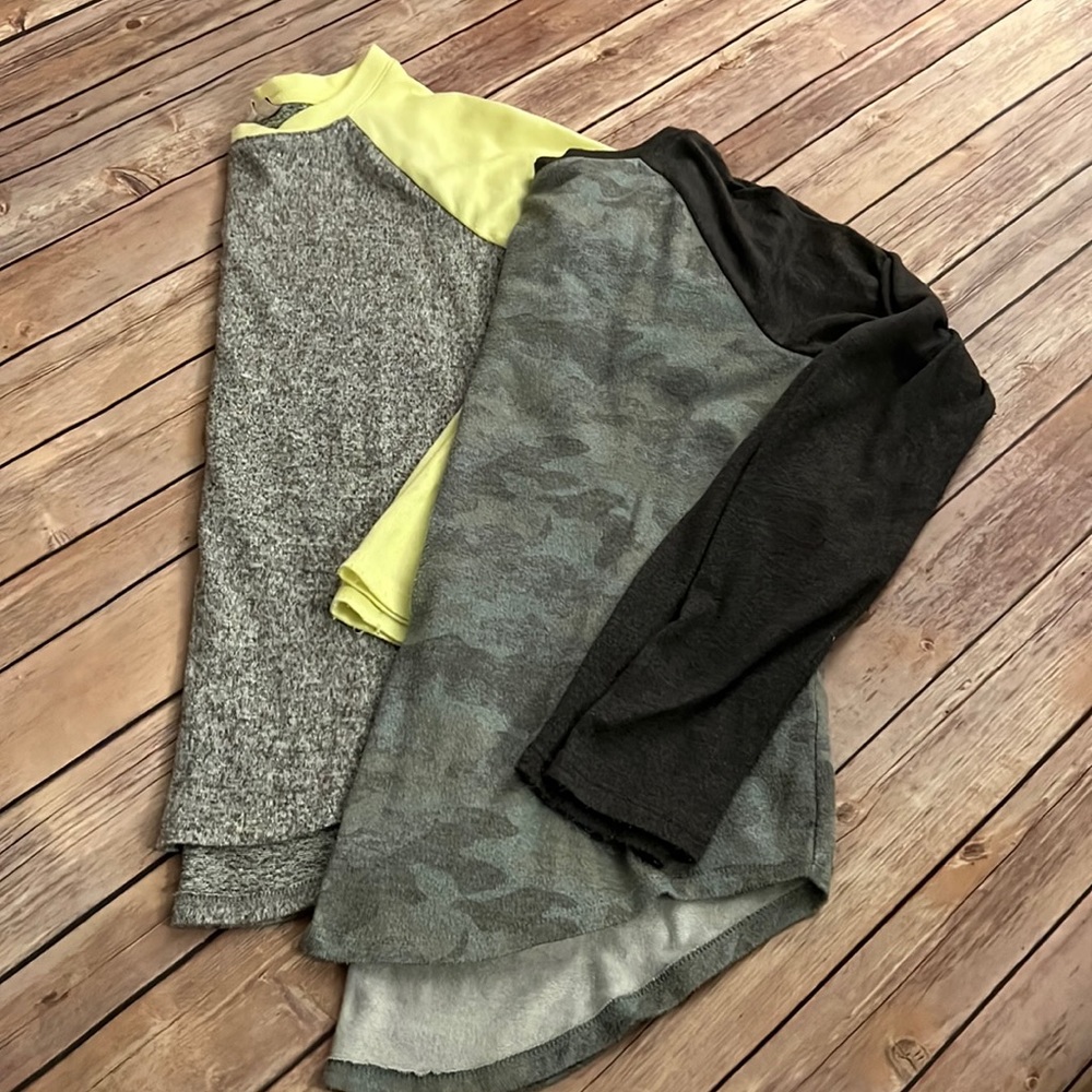 Bundle of 2 juniors sweaters